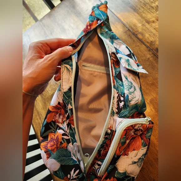 Kavu Sling Purse - Picture 3 of 3